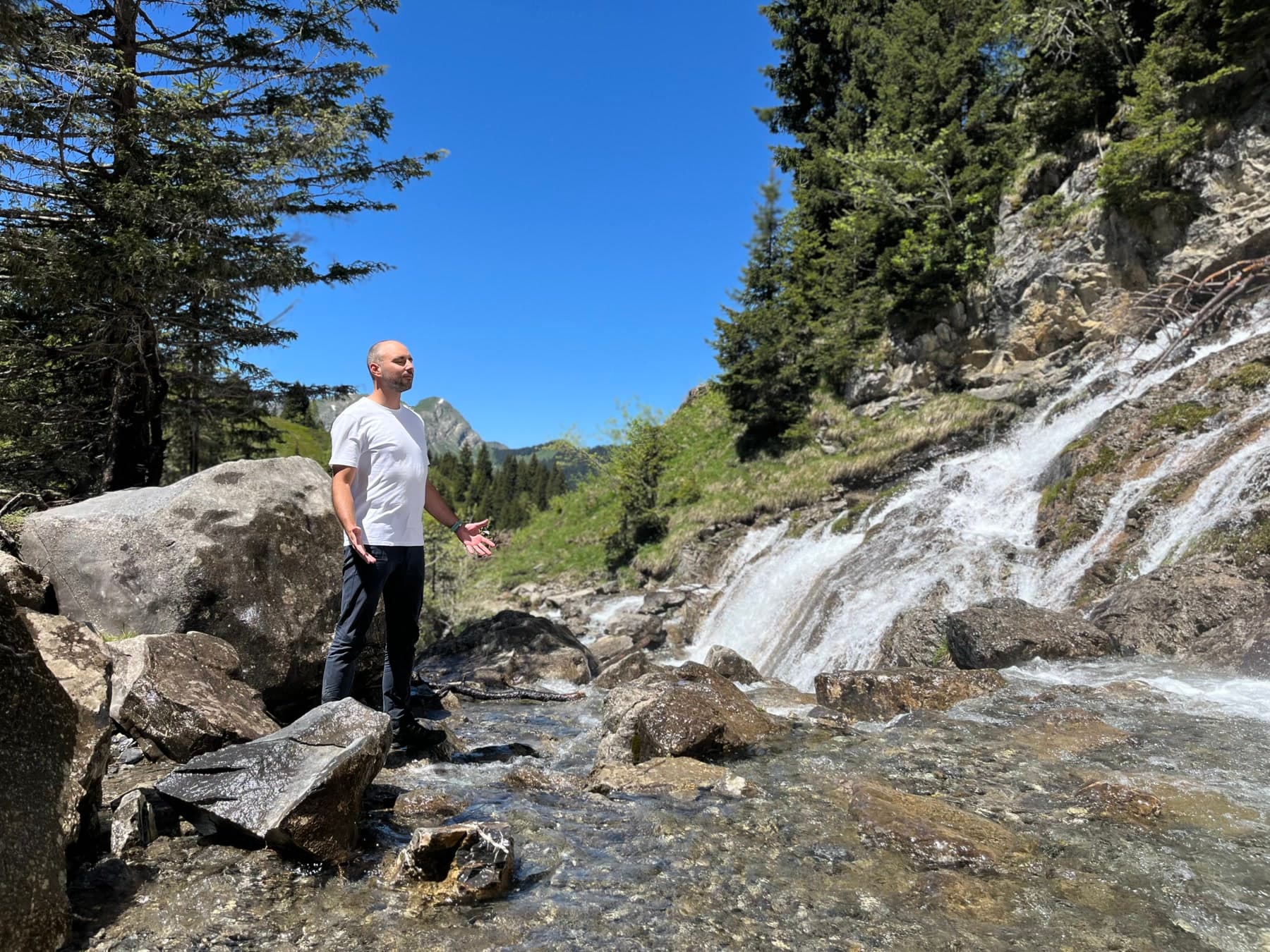 Arnaud Marcant en pratique au bord d'une cascade de montagne